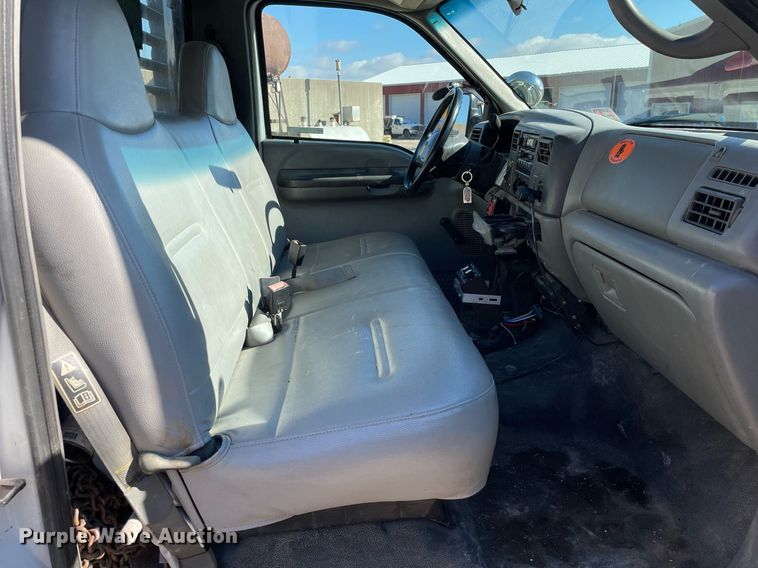 image for item MA9933 2002 Ford F550 Super Duty XL  flatbed truck