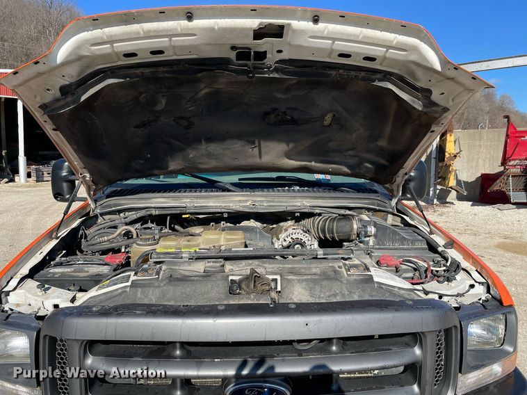 image for item MA9933 2002 Ford F550 Super Duty XL  flatbed truck