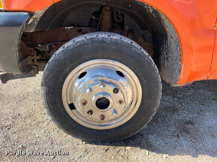 image for item MA9933 2002 Ford F550 Super Duty XL  flatbed truck