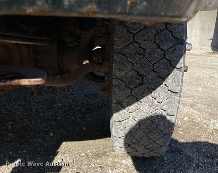 image for item MA9933 2002 Ford F550 Super Duty XL  flatbed truck