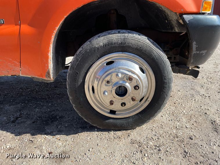 image for item MA9933 2002 Ford F550 Super Duty XL  flatbed truck