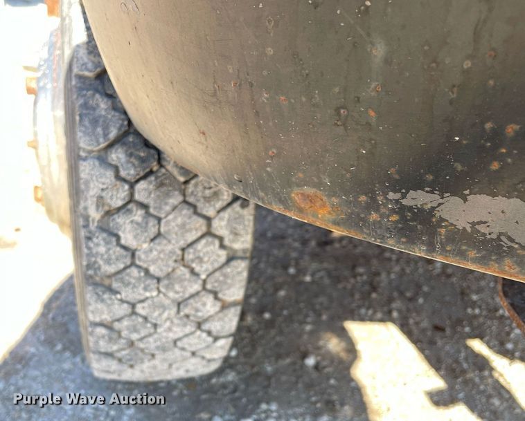 image for item MA9933 2002 Ford F550 Super Duty XL  flatbed truck