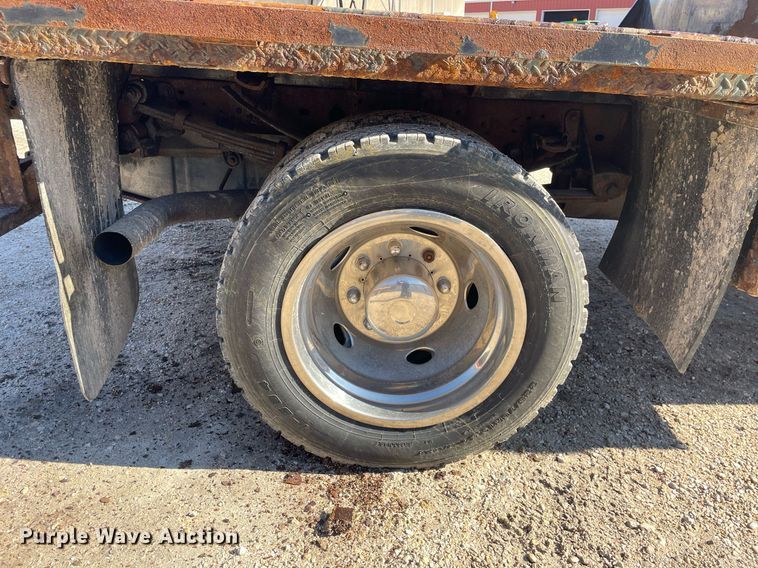 image for item MA9933 2002 Ford F550 Super Duty XL  flatbed truck