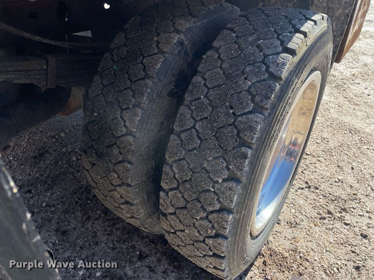 image for item MA9933 2002 Ford F550 Super Duty XL  flatbed truck