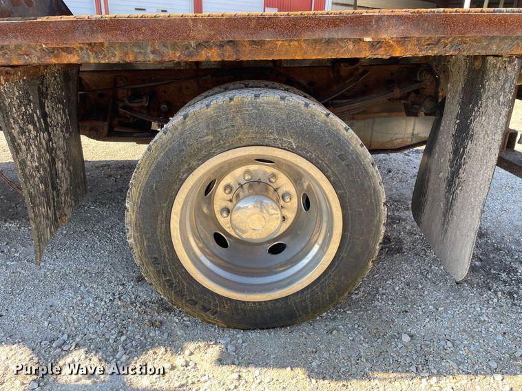 image for item MA9933 2002 Ford F550 Super Duty XL  flatbed truck