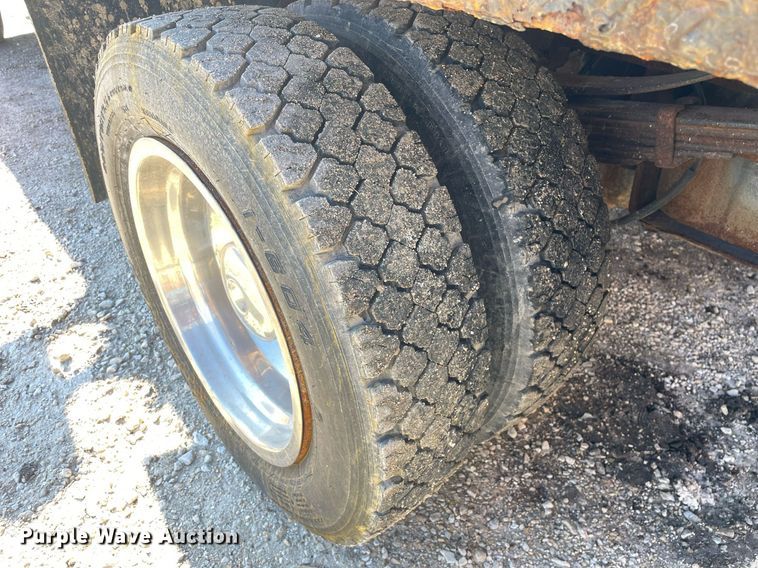 image for item MA9933 2002 Ford F550 Super Duty XL  flatbed truck