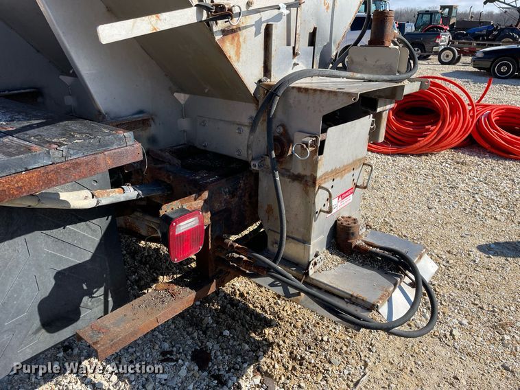 image for item MA9935 2001 Ford F550 Super Duty XL  truck cab and chassis