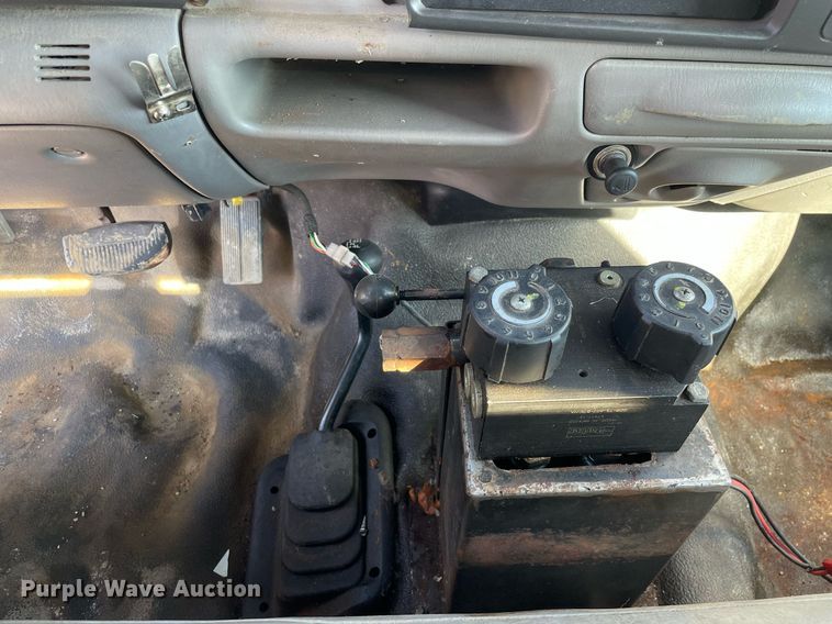 image for item MA9935 2001 Ford F550 Super Duty XL  truck cab and chassis