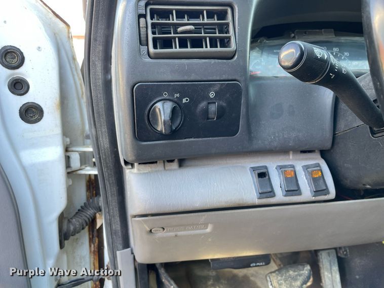 image for item MA9935 2001 Ford F550 Super Duty XL  truck cab and chassis