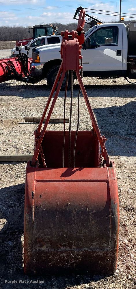 image for item MA9938 24" W clamshell bucket