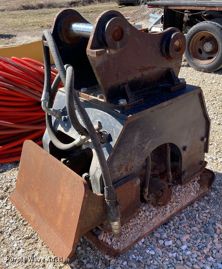 image for item MA9943 Caterpillar CVP75  excavator plate compactor