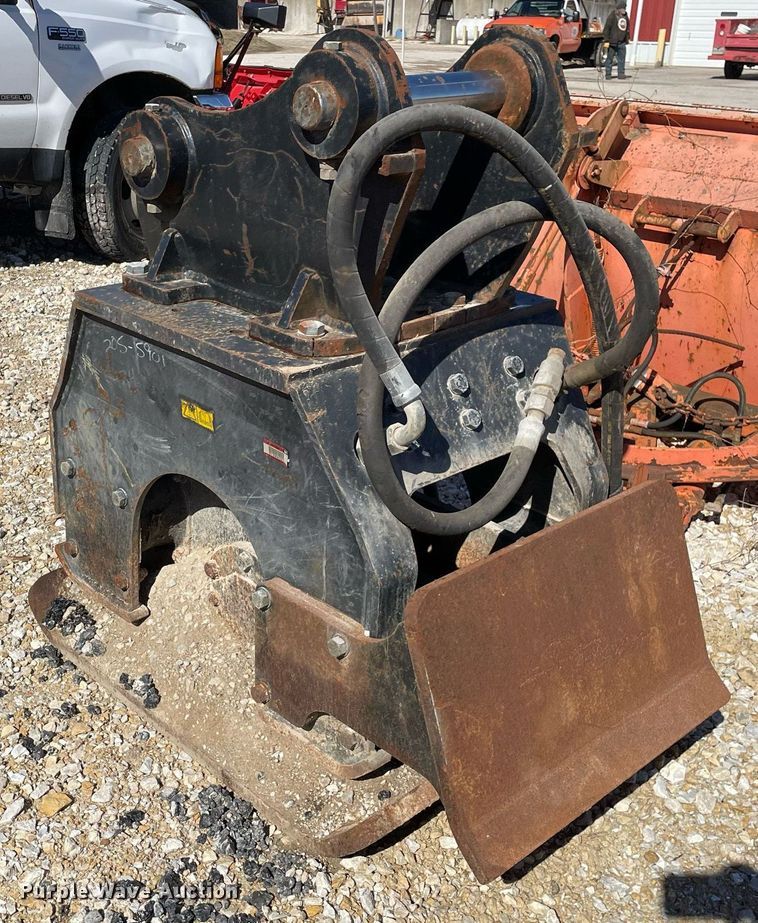 image for item MA9943 Caterpillar CVP75  excavator plate compactor