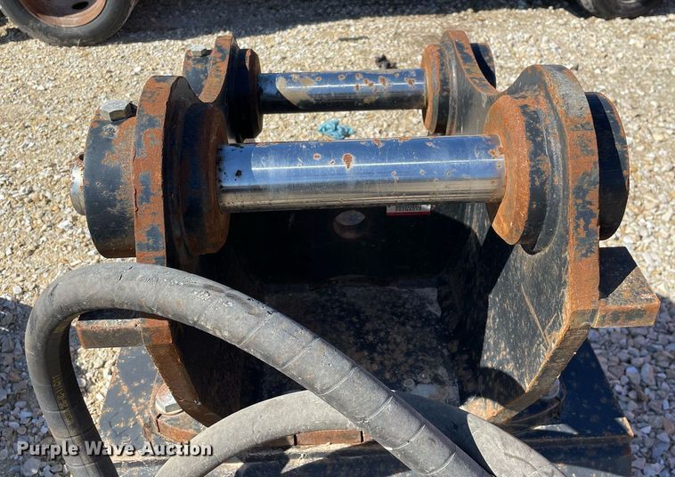 image for item MA9943 Caterpillar CVP75  excavator plate compactor