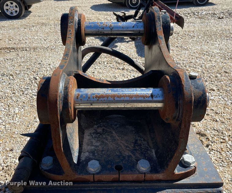 image for item MA9943 Caterpillar CVP75  excavator plate compactor