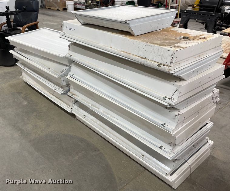 image for item MA9984 Approximately 16 fluorescent lights