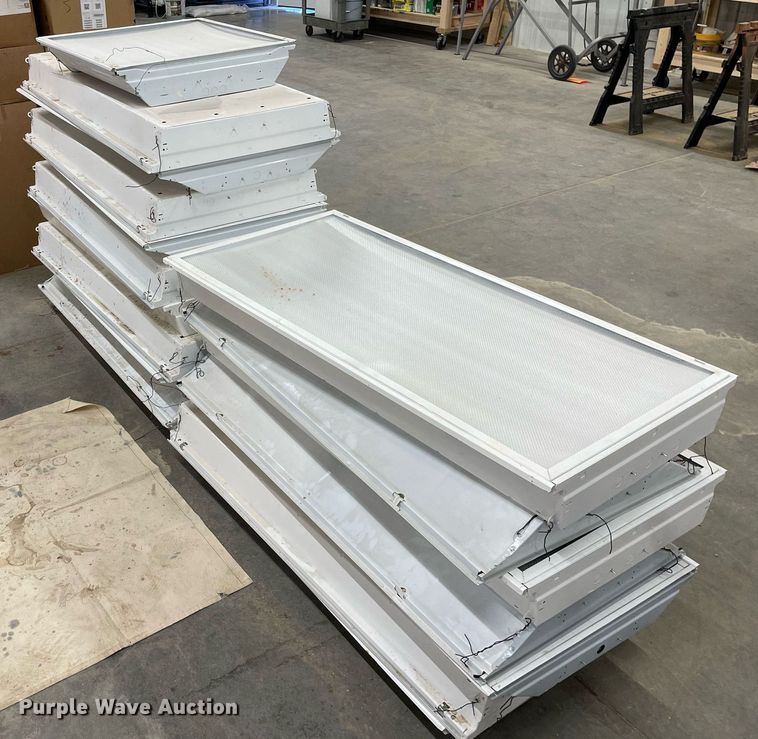 image for item MA9984 Approximately 16 fluorescent lights