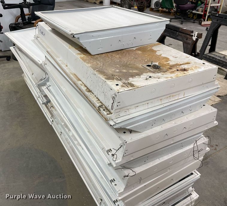 image for item MA9984 Approximately 16 fluorescent lights