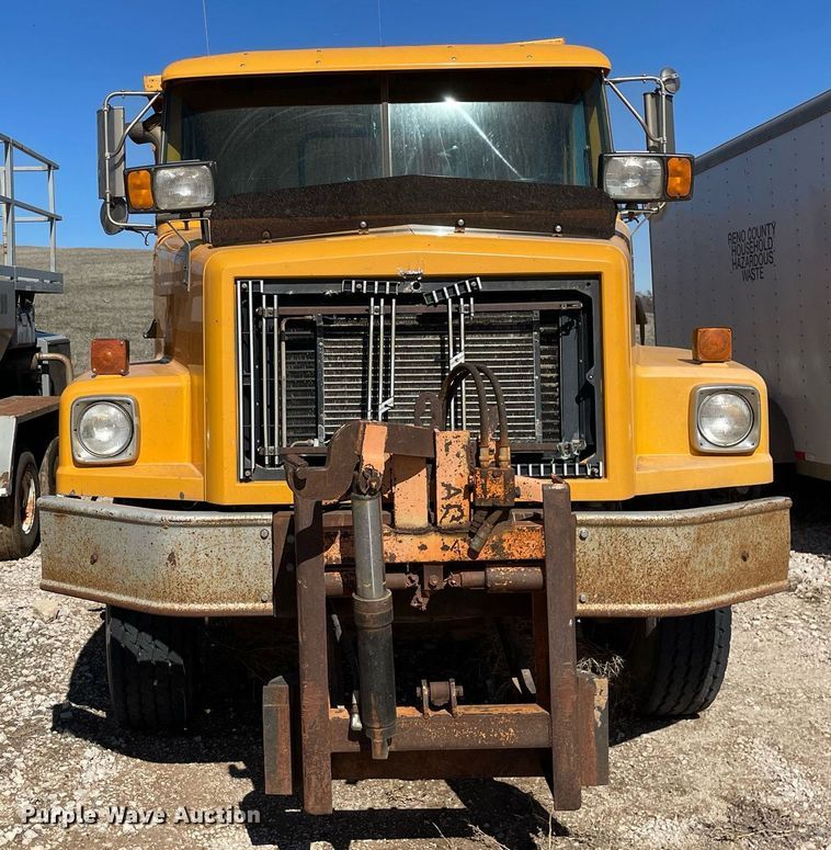 image for item MA9992 2000 Volvo WG  dump truck