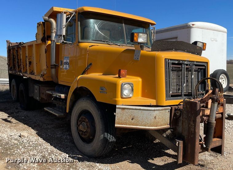 image for item MA9992 2000 Volvo WG  dump truck