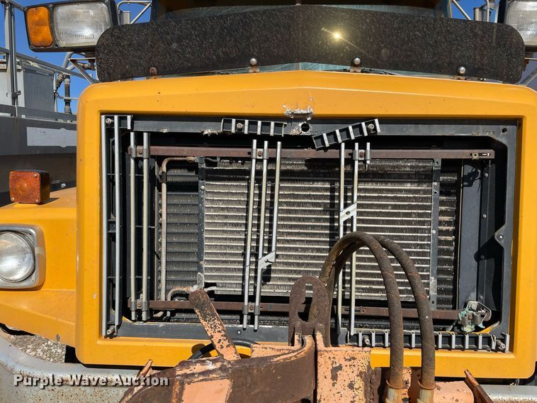 image for item MA9992 2000 Volvo WG  dump truck