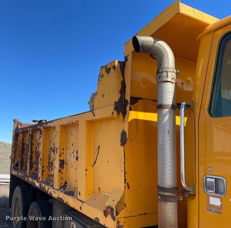 image for item MA9992 2000 Volvo WG  dump truck