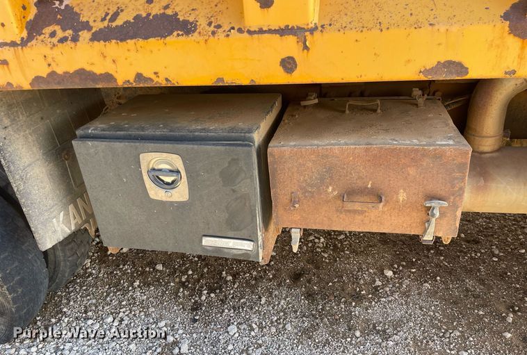 image for item MA9992 2000 Volvo WG  dump truck