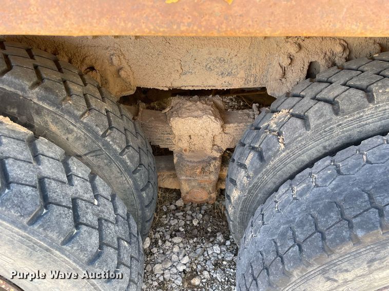 image for item MA9992 2000 Volvo WG  dump truck