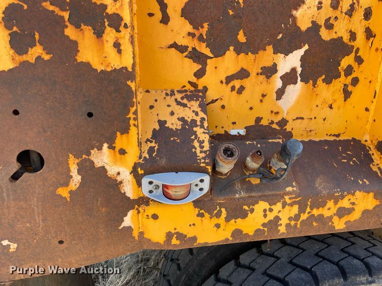 image for item MA9992 2000 Volvo WG  dump truck