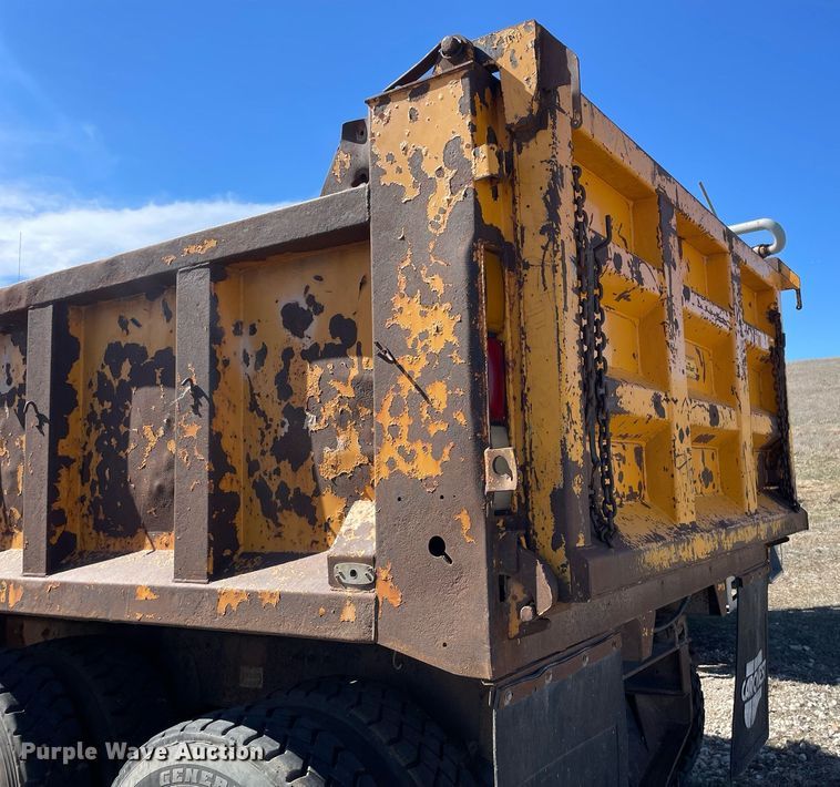 image for item MA9992 2000 Volvo WG  dump truck