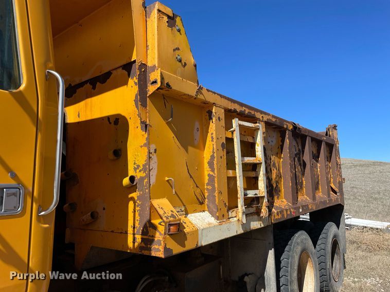 image for item MA9992 2000 Volvo WG  dump truck