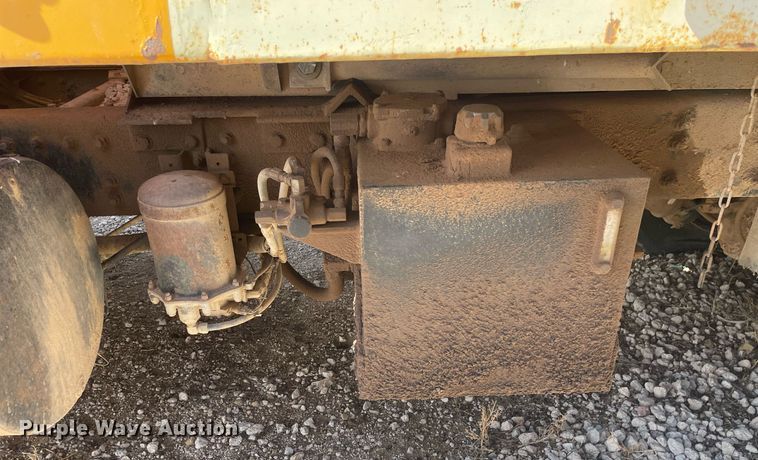 image for item MA9992 2000 Volvo WG  dump truck