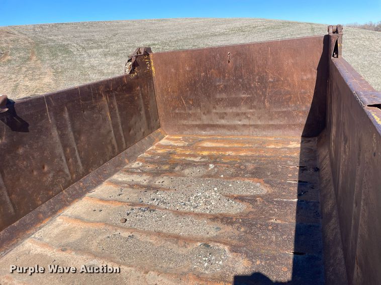 image for item MA9992 2000 Volvo WG  dump truck