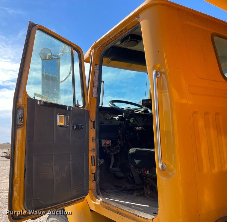 image for item MA9992 2000 Volvo WG  dump truck