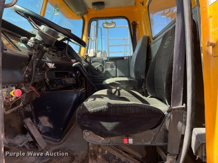 image for item MA9992 2000 Volvo WG  dump truck