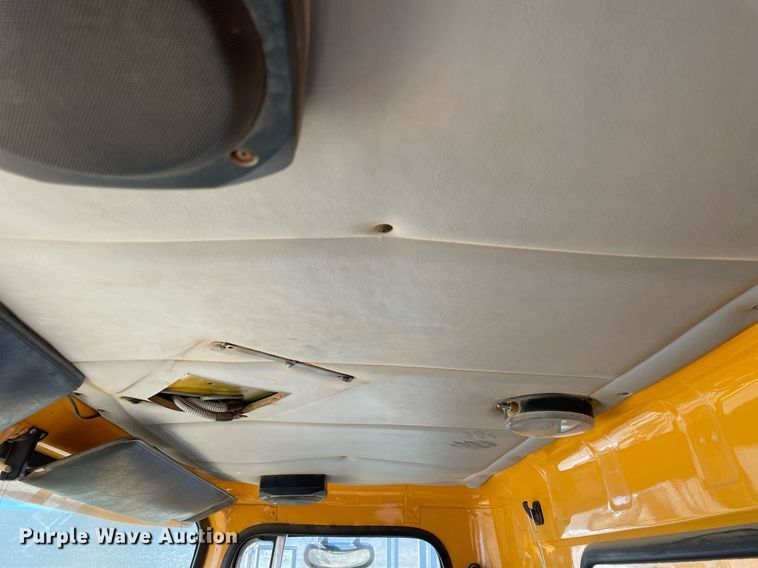 image for item MA9992 2000 Volvo WG  dump truck