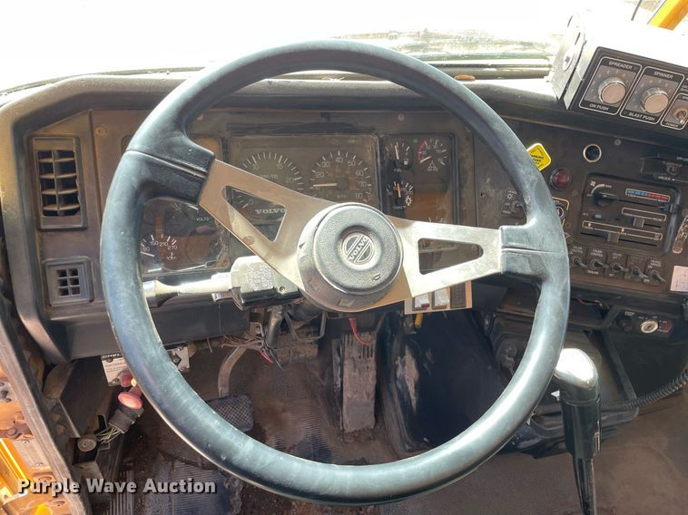 image for item MA9992 2000 Volvo WG  dump truck