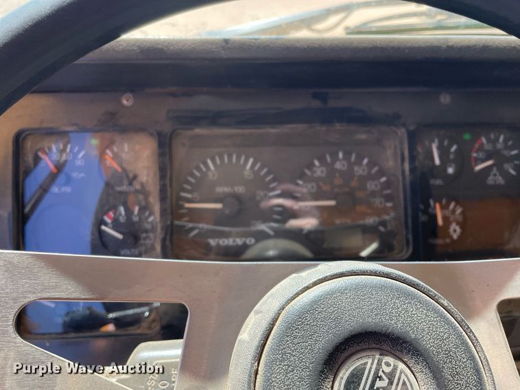 image for item MA9992 2000 Volvo WG  dump truck