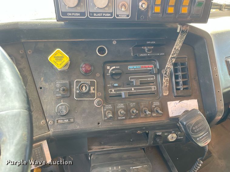 image for item MA9992 2000 Volvo WG  dump truck