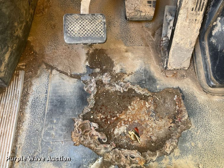 image for item MA9992 2000 Volvo WG  dump truck