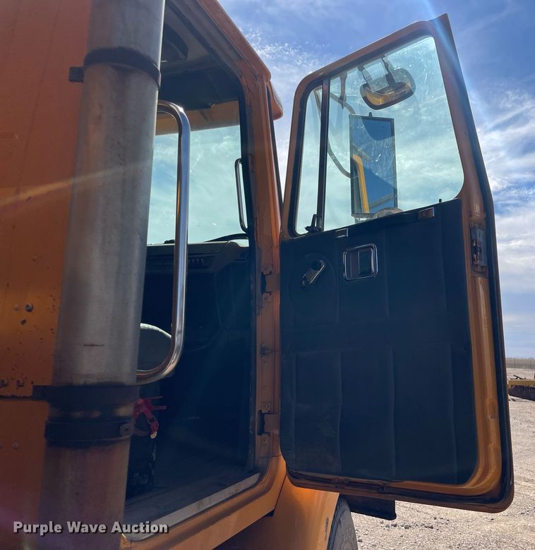 image for item MA9992 2000 Volvo WG  dump truck