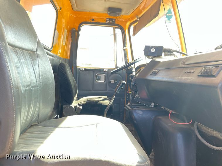 image for item MA9992 2000 Volvo WG  dump truck