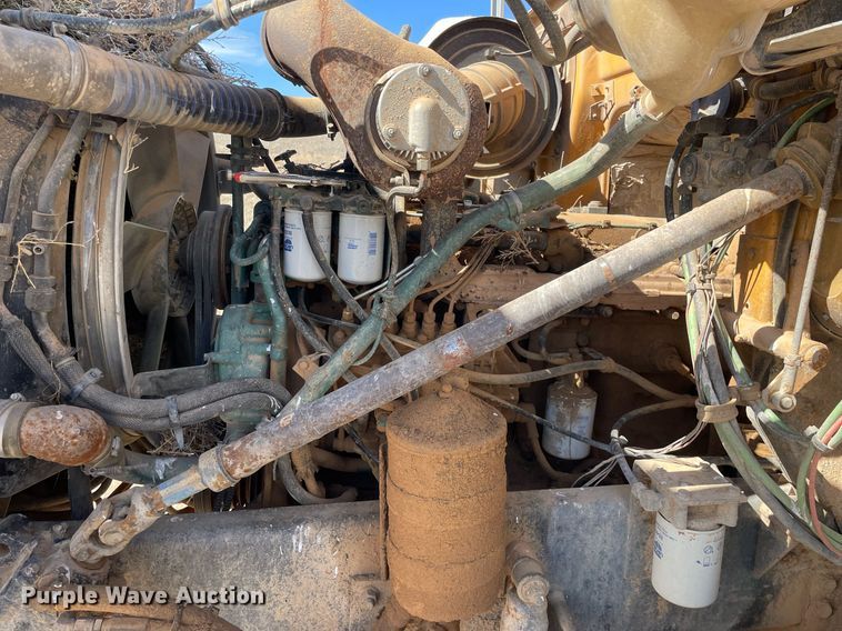 image for item MA9992 2000 Volvo WG  dump truck