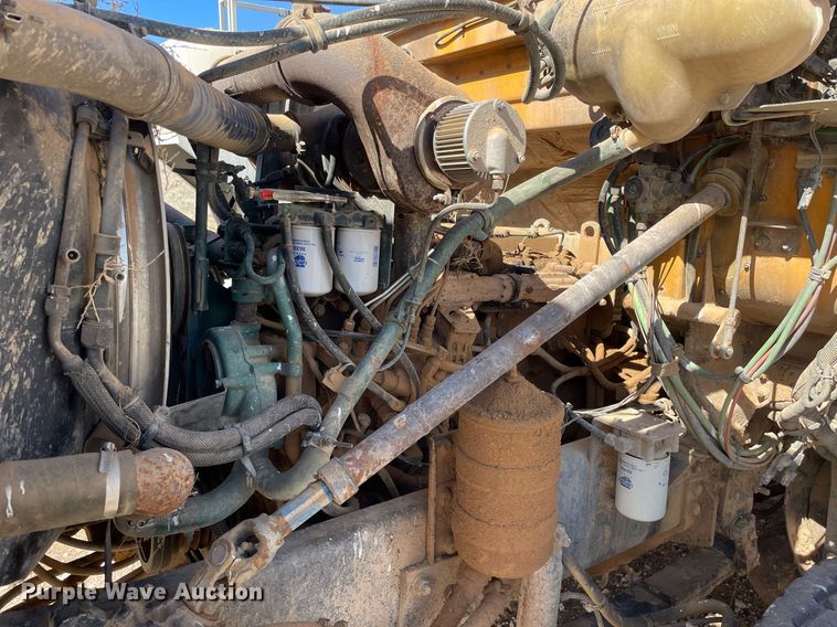 image for item MA9992 2000 Volvo WG  dump truck