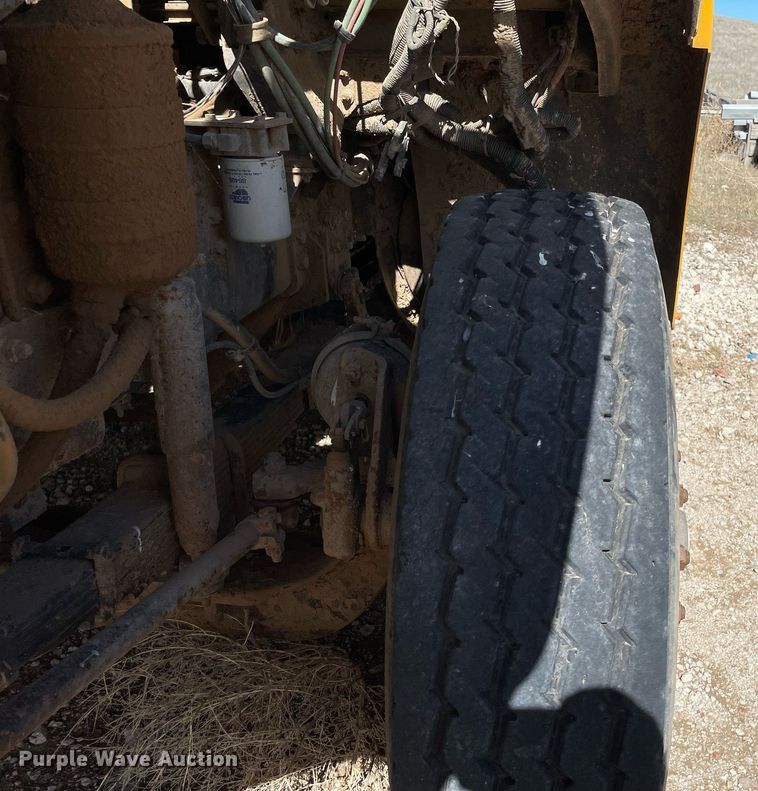 image for item MA9992 2000 Volvo WG  dump truck