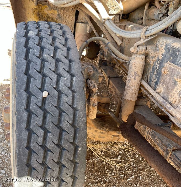 image for item MA9992 2000 Volvo WG  dump truck