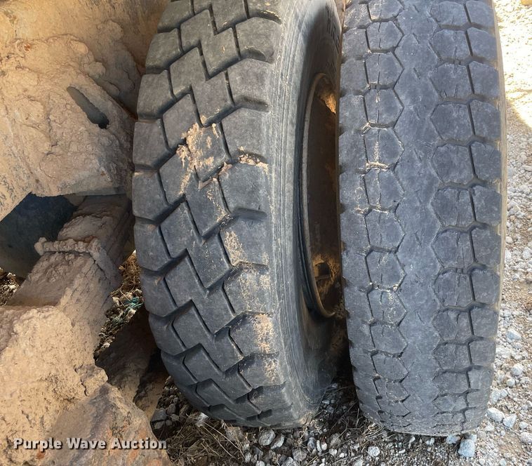 image for item MA9992 2000 Volvo WG  dump truck