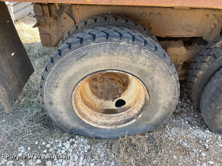 image for item MA9992 2000 Volvo WG  dump truck