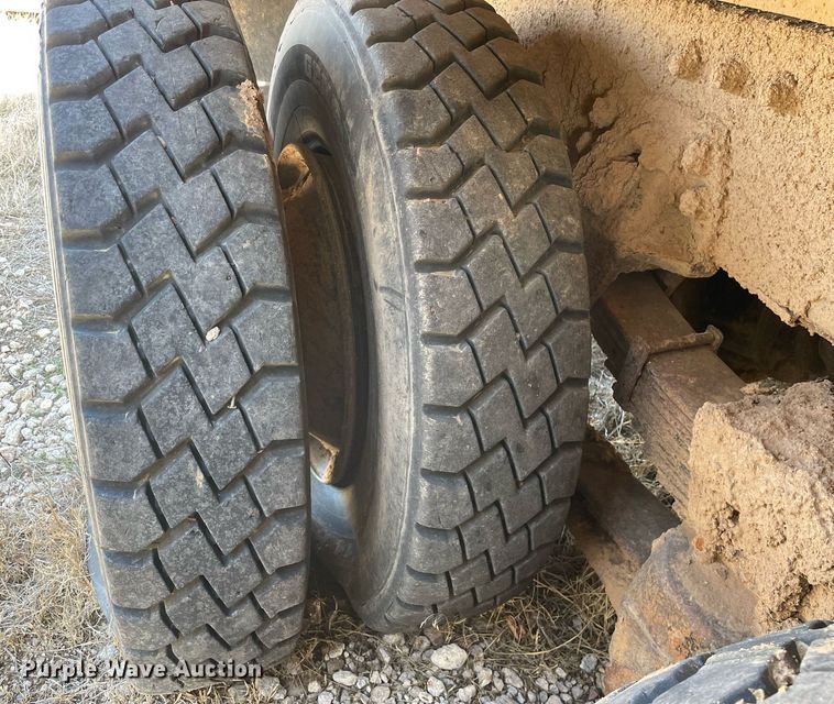 image for item MA9992 2000 Volvo WG  dump truck