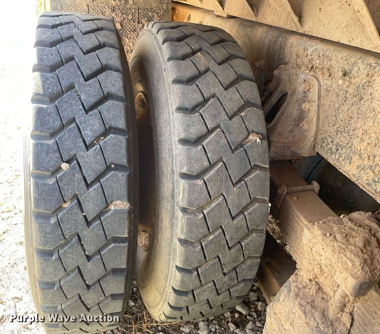 image for item MA9992 2000 Volvo WG  dump truck