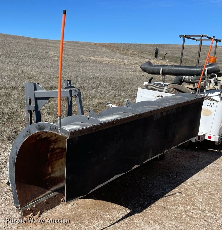 image for item MA9992 2000 Volvo WG  dump truck